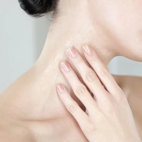 Γιατί οι κρέμες λαιμού και ντεκολτέ παίρνουν θέση στο νεσεσέρ μας;  